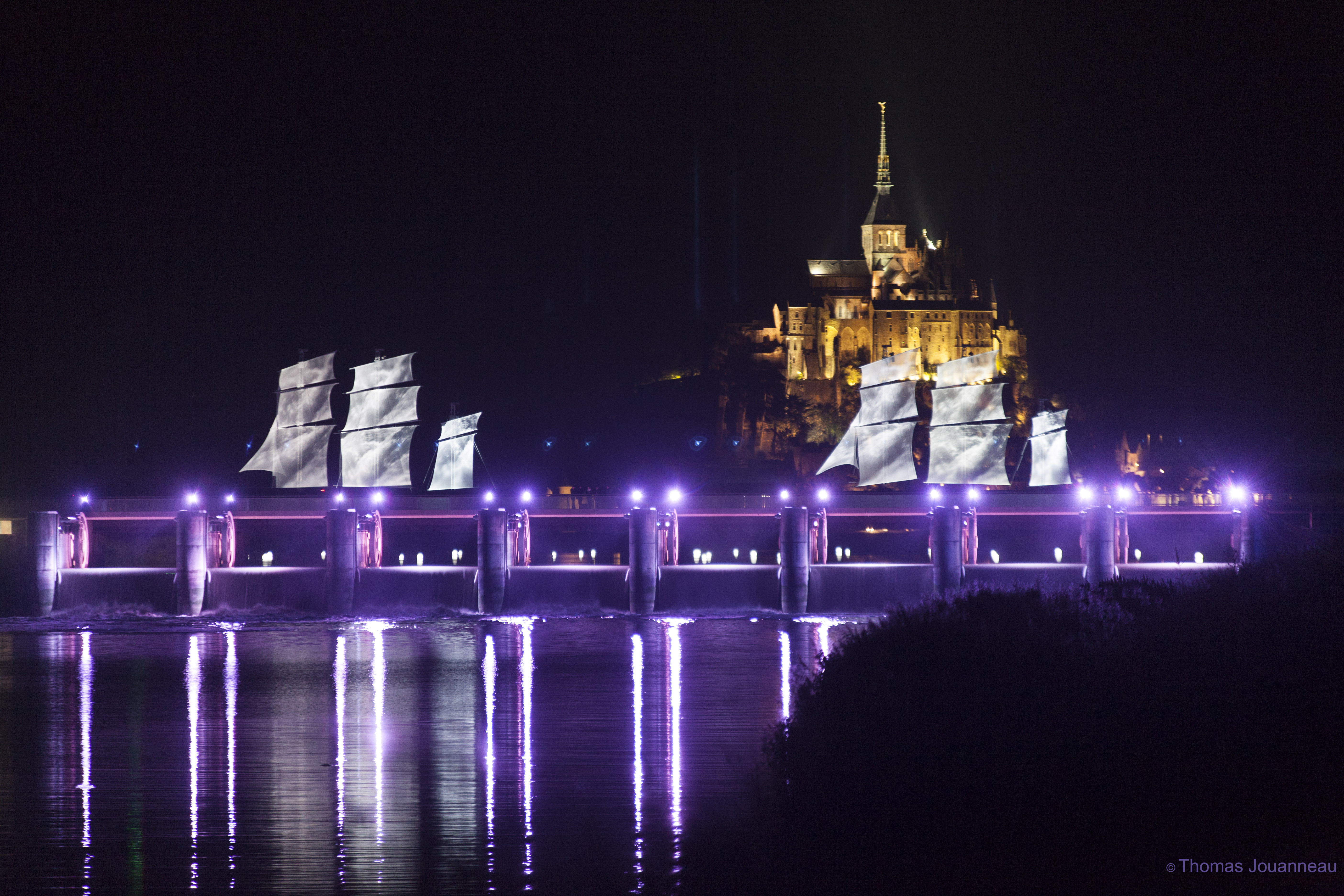 SPECTACLE INAUGURAL POUR CÉLÉBRER LA FIN DES TRAVAUX DE RÉTABLISSEMENT DU CARACTÈRE MARITIME DU MONT SAINT MICHEL. LE SPECTACLE A LIEU SUR LE BARRAGE SUR LE COUESNON ET SUR LES NOUVEAUX ACCÈS VERS LE MONT SAINT MICHEL LE MONT SAINT MICHEL, NORMANDIE, FRANCE. LE 15 OCTOBRE 2015.